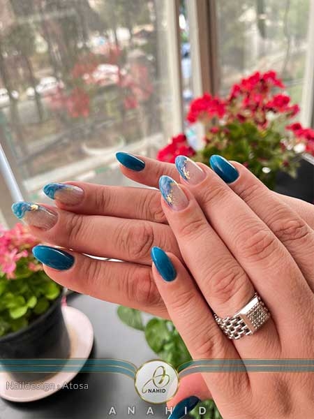 کاشت ناخن آبی با طراحی ماربل و فویل طلایی