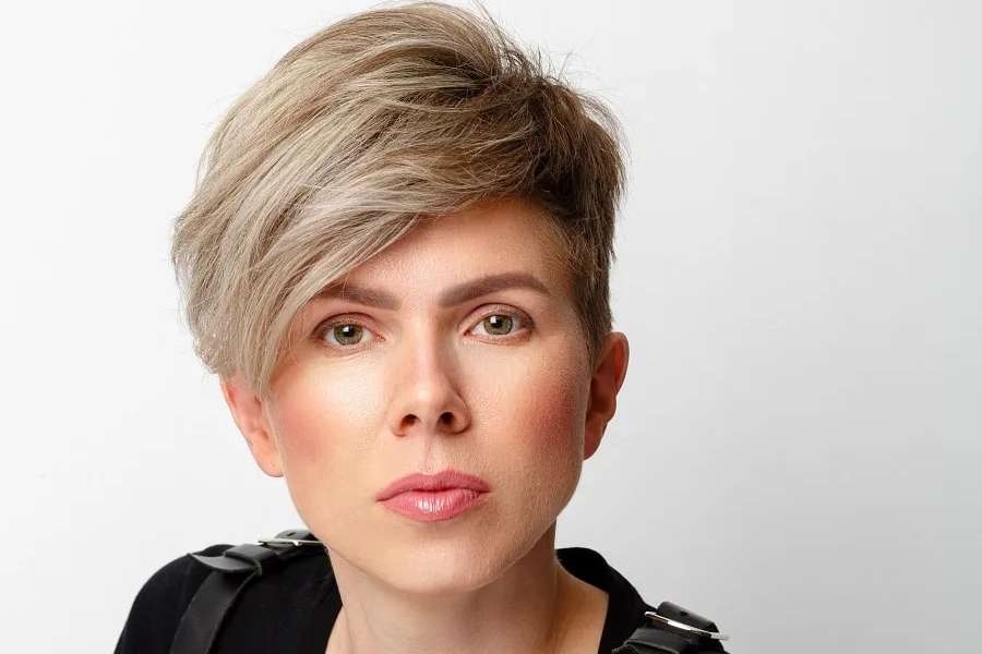 موهای بلوند خاکستری کرکی کوتاه