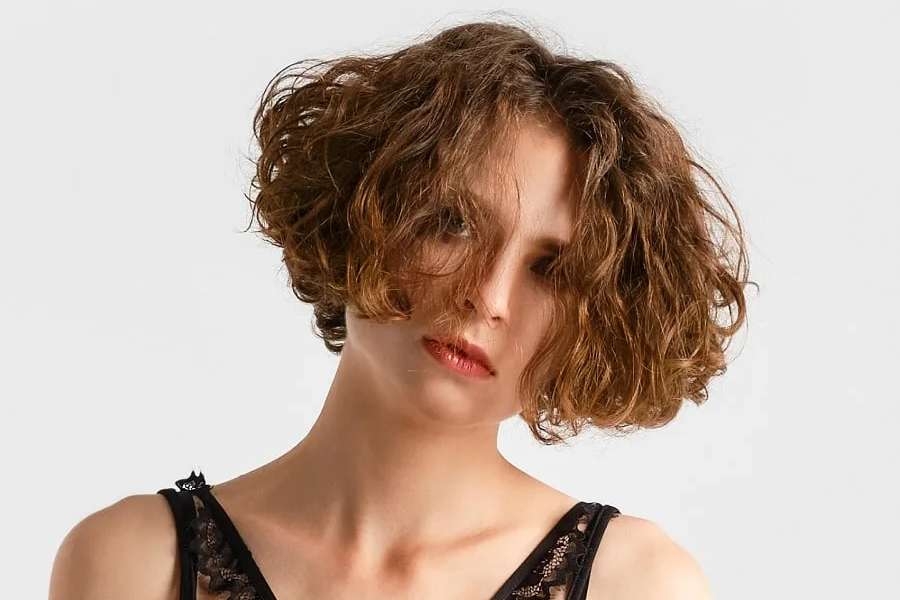موهای قهوه ای کرکی کوتاه